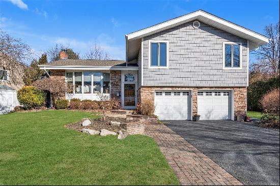 Welcome to your dream home in the heart of East Birchwood! This beautifully maintained spl