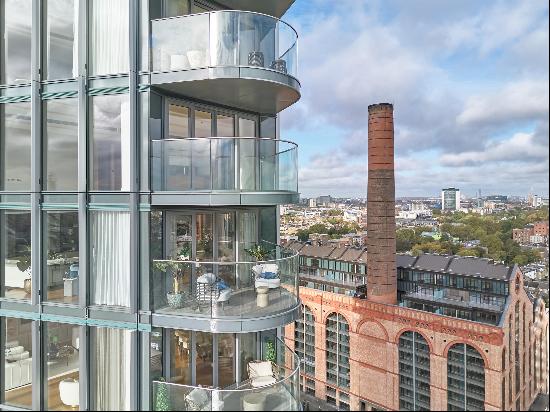 A stunning 4 bed waterfront property on the 18th Floor in Tower West, Chelsea Waterfront