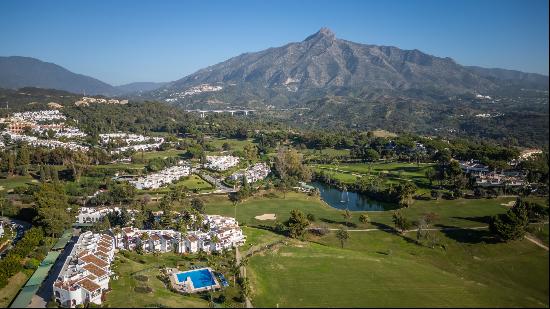 Refurbished three bedroom top-floor apartment in Nueva Andalucia