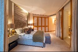 An exquisite park side apartment, set within the world renowned One Hyde Park