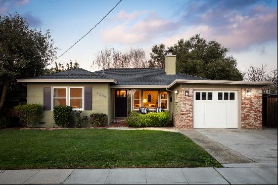 Charming Downtown Cottage Home