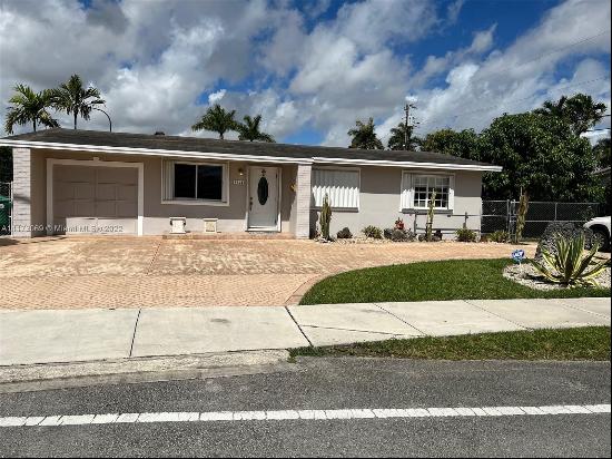 9621 SW 49th St, Miami FL 33165