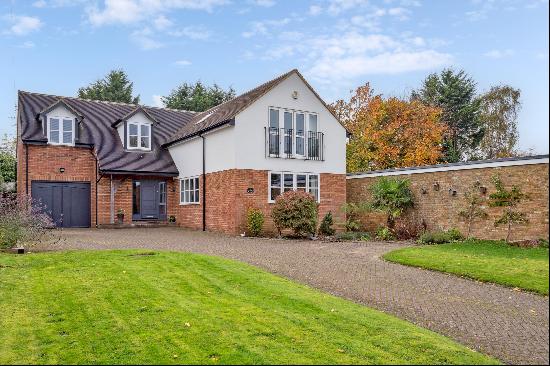 A spacious and versatile family home situated in the charming hamlet of Dudswell.