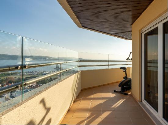 Excellent 4-bedroom apartment in Alto de Algés, Lisbon.