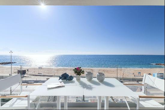 Beautiful 4-bedroom beachfront duplex apartment in Quarteira, Algarve.