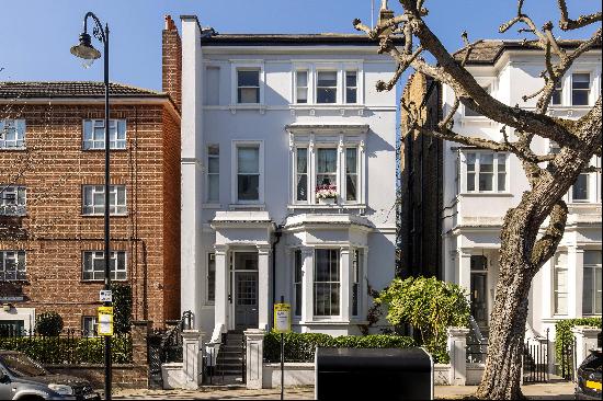 An elegant 3 bedroom apartment in the heart of Notting Hill, W11