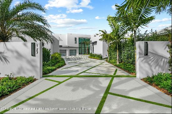 Welcome to a modern masterpiece in the prestigious Admirals Cove community in Jupiter. Nes