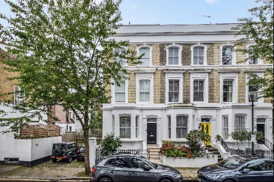 A well presented four bedroom townhouse to rent in Chelsea