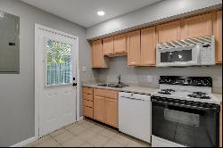 Move in ready townhome, conveniently located on Savannah's southside