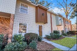 Move in ready townhome, conveniently located on Savannah's southside