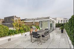 Beautiful triplex with a private roof terrace in Notting Hill Gate