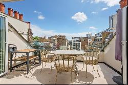 Grade II listed townhouse with an integrated mews in Mayfair