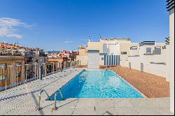 Elegant Corner Apartment with Natural Light and Rooftop Pool in Sagrada Familia