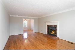 Charming Two Bedroom Townhome Near Roswell Park, Dining, and Canton Street