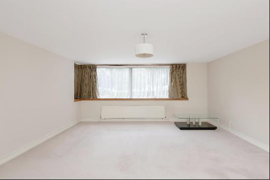 Ground floor three bedroom apartment available to rent in W2.