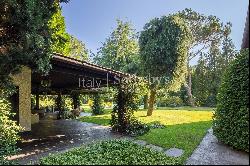 Elegant villa with pool and garden on the banks of the Ticino