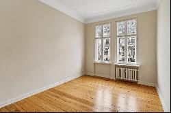 Spacious old building jewel with stucco ceilings and balcony