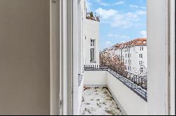 Spacious old building jewel with stucco ceilings and balcony