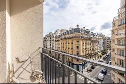 Paris 16th District – A 3-bed apartment bathed in sunshine