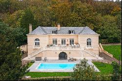 Buc, 15 minutes from Versailles – An elegant property set in 3400 sqm of leafy grounds wi