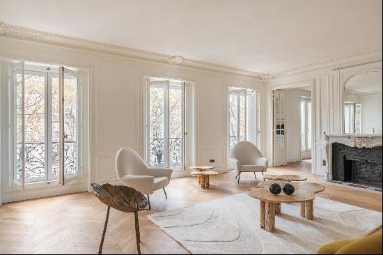 Paris 7th District - An elegant 4/5 bed apartment