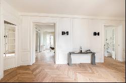 Paris 7th District – An elegant 4/5 bed apartment