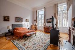 In the center of Bordeaux, prestigious 3 bedrooms apartment