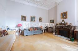 In the center of Bordeaux, prestigious 3 bedrooms apartment