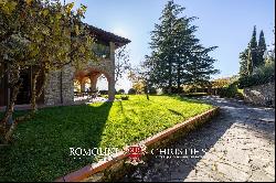 RENOVATED COUNTRY HOUSE WITH TENNIS COURT FOR SALE IN AREZZO, TUSCANY