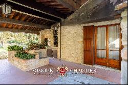 RENOVATED COUNTRY HOUSE WITH TENNIS COURT FOR SALE IN AREZZO, TUSCANY