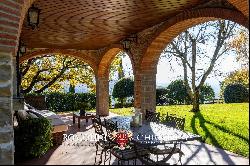 RENOVATED COUNTRY HOUSE WITH TENNIS COURT FOR SALE IN AREZZO, TUSCANY