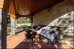 RENOVATED COUNTRY HOUSE WITH TENNIS COURT FOR SALE IN AREZZO, TUSCANY