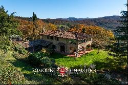 RENOVATED COUNTRY HOUSE WITH TENNIS COURT FOR SALE IN AREZZO, TUSCANY