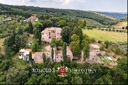 HISTORIC PROPERTY WITH CHIANTI VINEYARDS FOR SALE IN TUSCANY