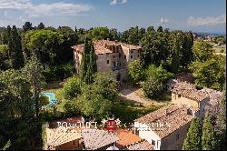 HISTORIC PROPERTY WITH CHIANTI VINEYARDS FOR SALE IN TUSCANY