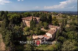 HISTORIC PROPERTY WITH CHIANTI VINEYARDS FOR SALE IN TUSCANY