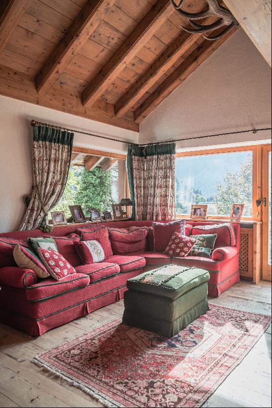 CHARMING MOUNTAIN LODGE OFFERING EASY ACCESS TO PREMIER SKI RESORTS AND STUNNING VIEWS