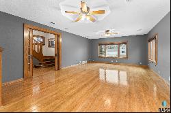 209 S 3rd St, Beresford SD 57004