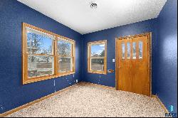 209 S 3rd St, Beresford SD 57004