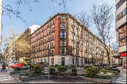 Beautiful flat to reform, fourth floor exterior, three bedrooms,, Madrid 28001