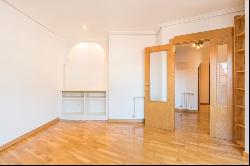 Superb penthouse of 80 mt² with parking space and swimming pool., Madrid 28005