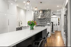 Beautifully Renovated Townhome in Convenient North Buckhead Location