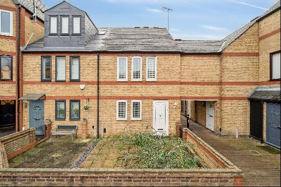 Beautifully refurbished two-bedroom house and study in the heart of Wapping