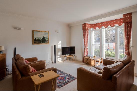 Located on the ground floor of a well-maintained building on Marlborough Hill NW8, this ch