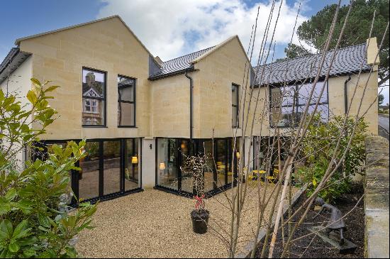 A unique and modern, detached home with garden and parking, on the southern slopes of Bath