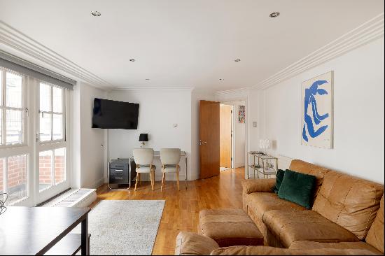 A one bedroom apartment with private balcony in central Covent Garden.