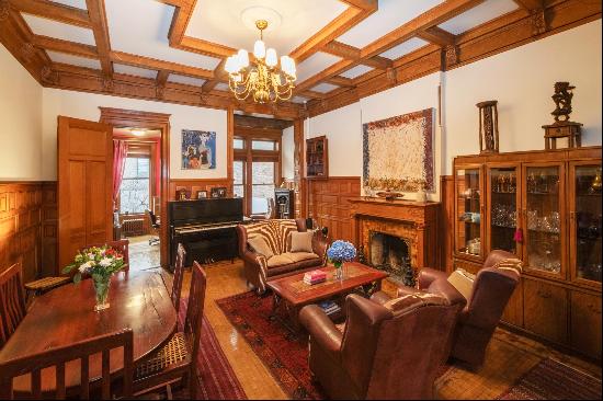 Take a step back into old New York! Built in 1900 at the very end of the Gilded Age, an