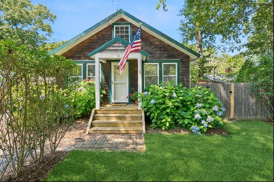 Welcome to tranquility, at 33 Ragnar Lane. Nestled in the heart of Southampton, NY. This c