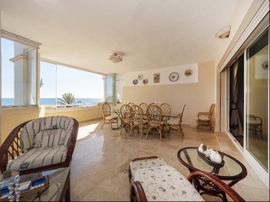 Frontline beach two-bedroom apartment close to Puerto Banus