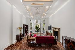 Two bedroom apartment in the illustrious Holland Park